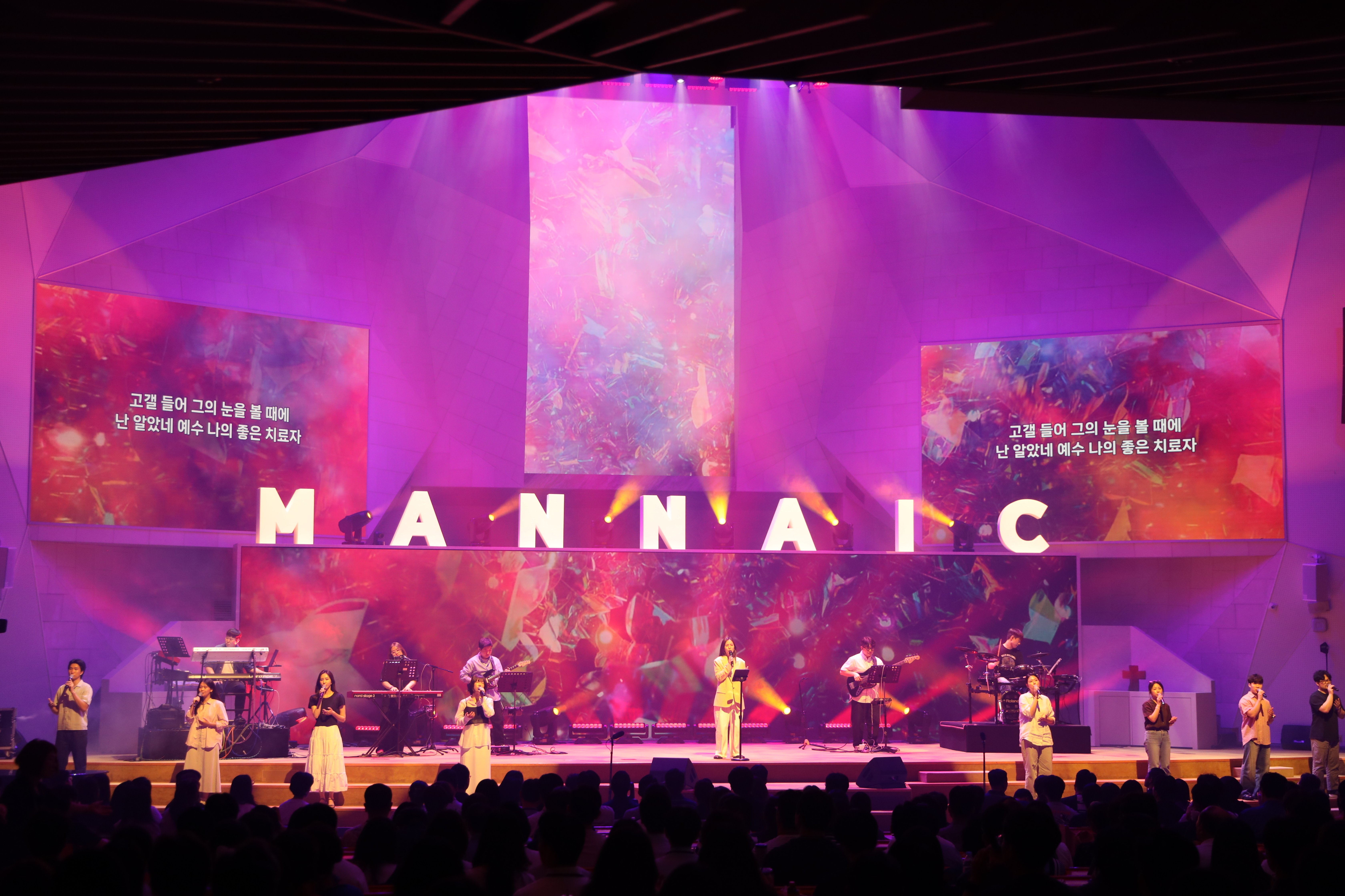 교회 음악을 부르는 모습