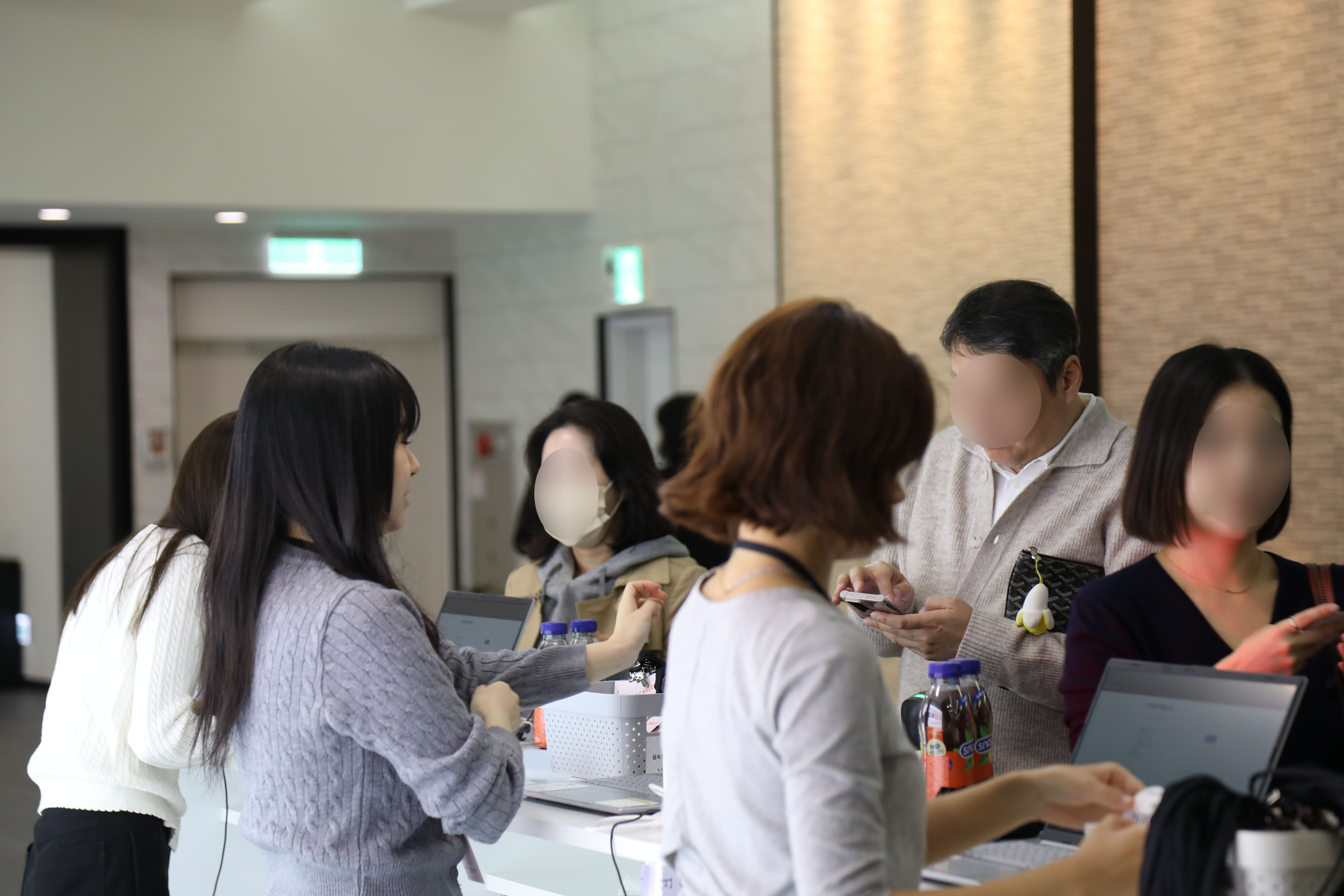 HBR 커리어 크래프트 등록 데스크 : QR 체크인을 통해 참석자의 빠른 입장을 지원합니다.