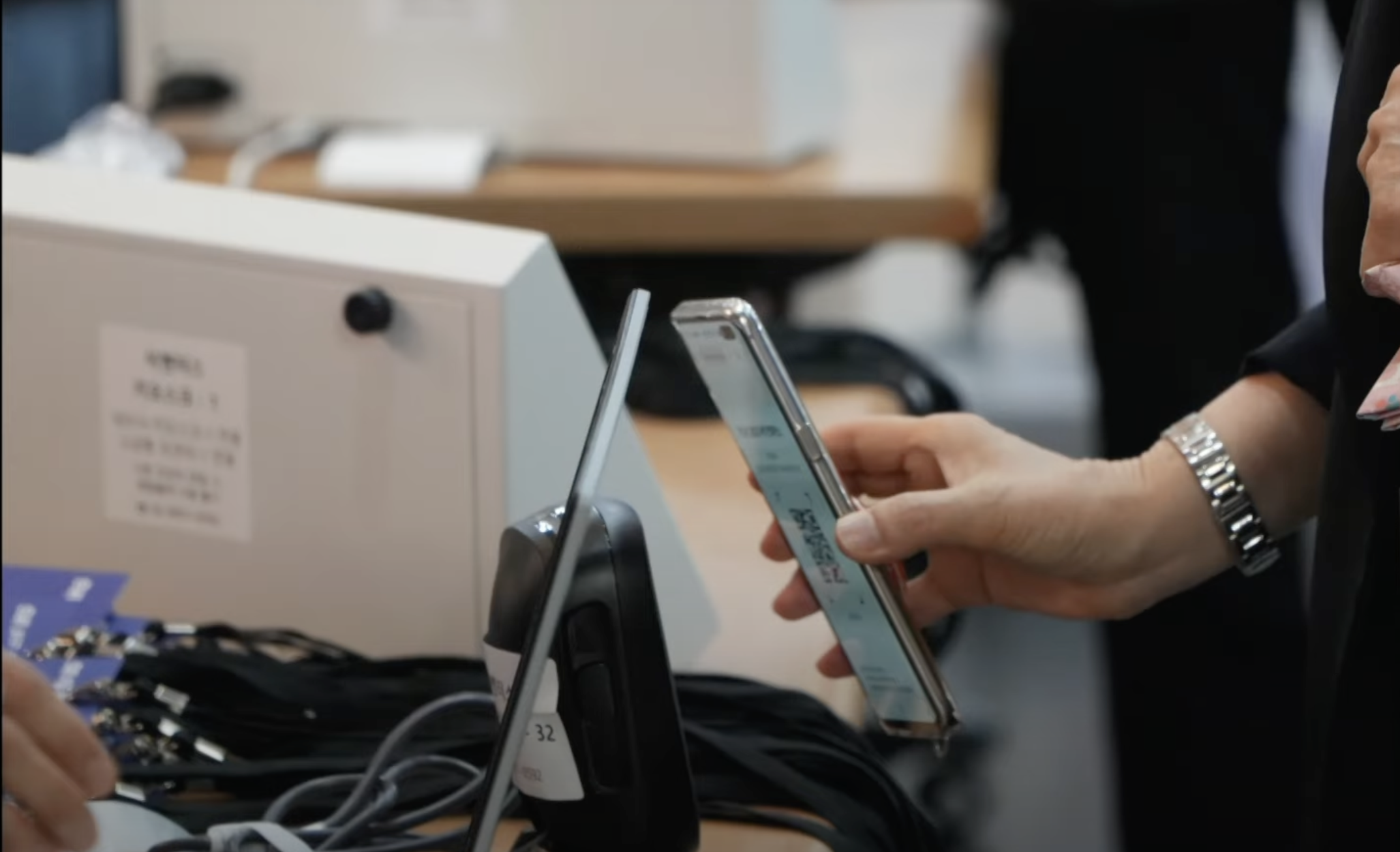 등록데스크에서 QR체크하는 참가자 모습