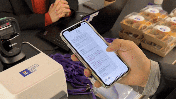 고급형 행사 명찰 출력 예시 : 노트북, QR리더기, 고급 명찰 출력기 장비 구성