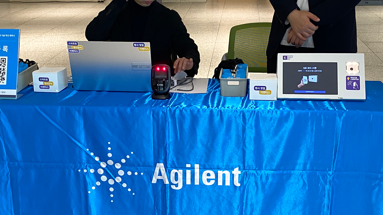 실속형과 키오스크형 명찰출력이 세팅된 등록 데스크