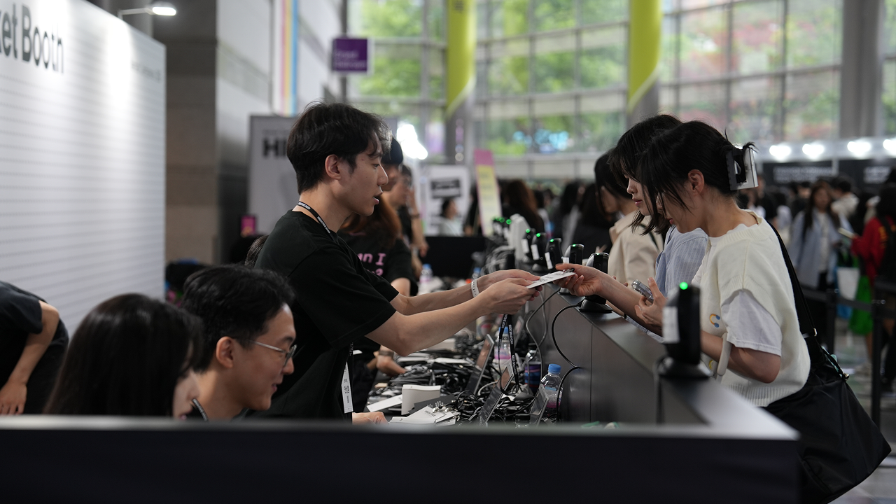 원티드 하이파이브_행사 현장 스케치_등록데스크전경2