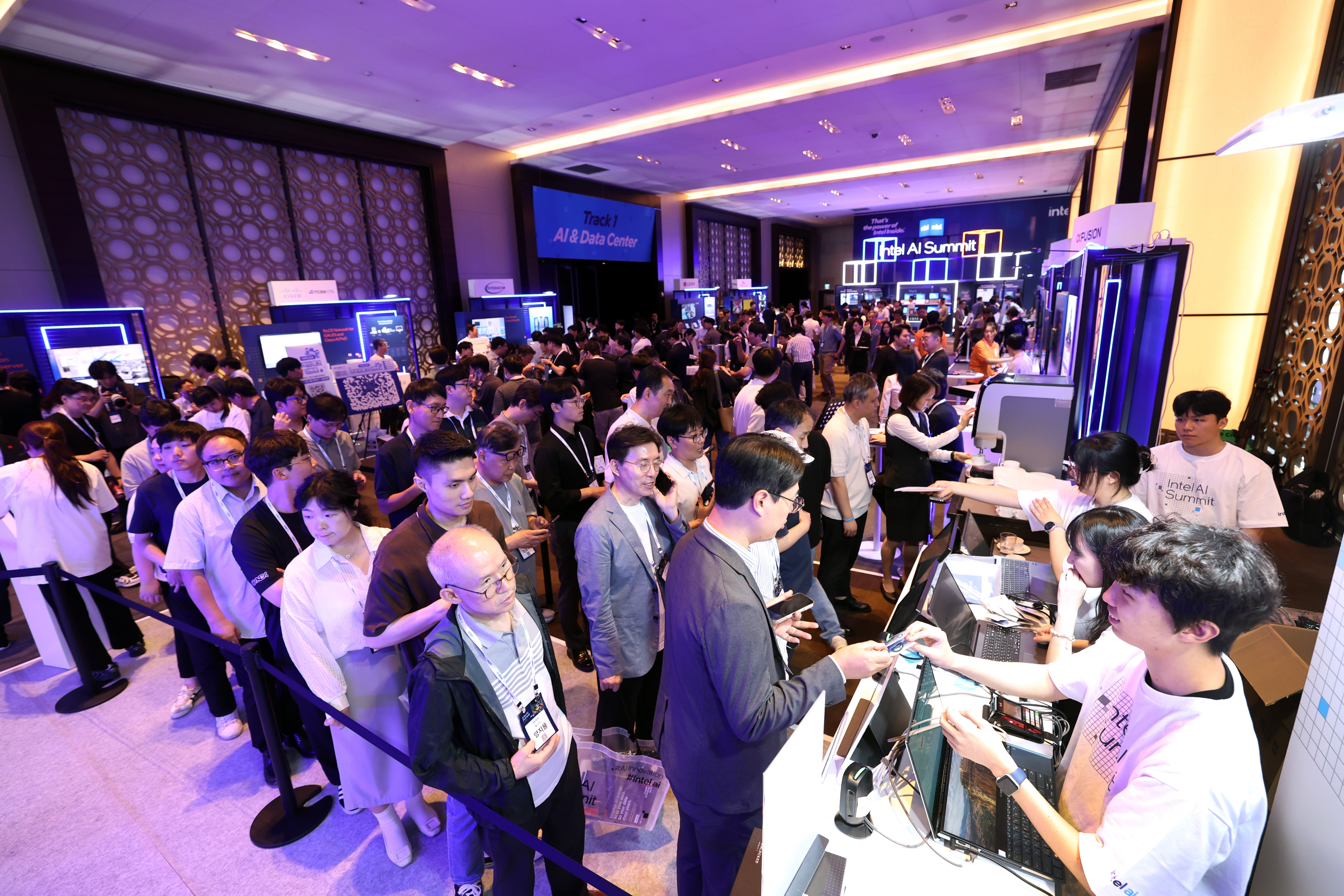 전시,부스 존 현장 전경(부스 참여 동선 및 현장 분위기)