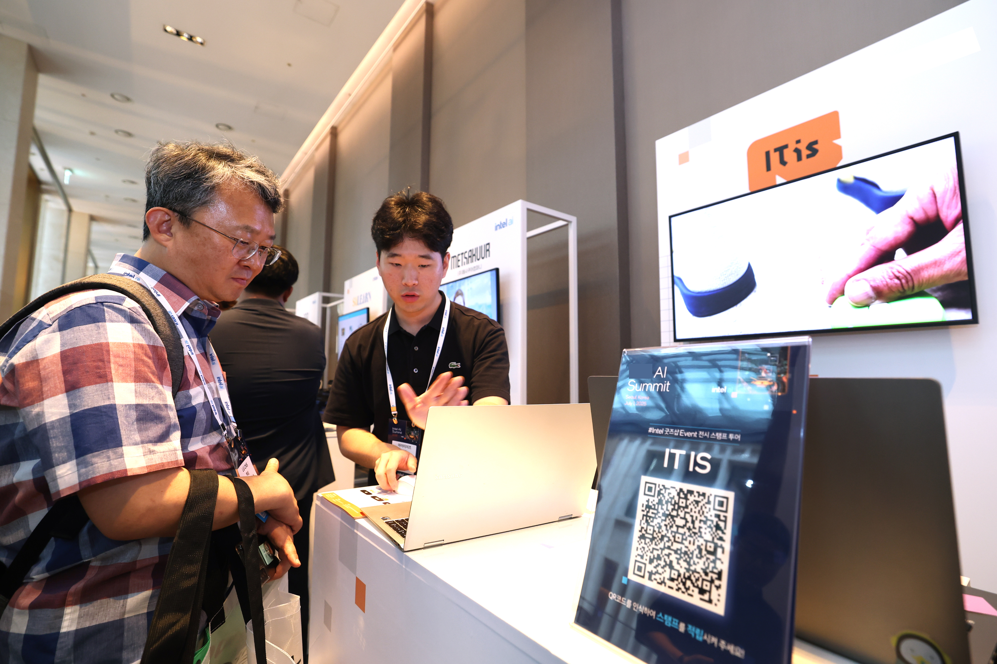 전시,부스 존 현장 전경_부스에 참여하는 모습