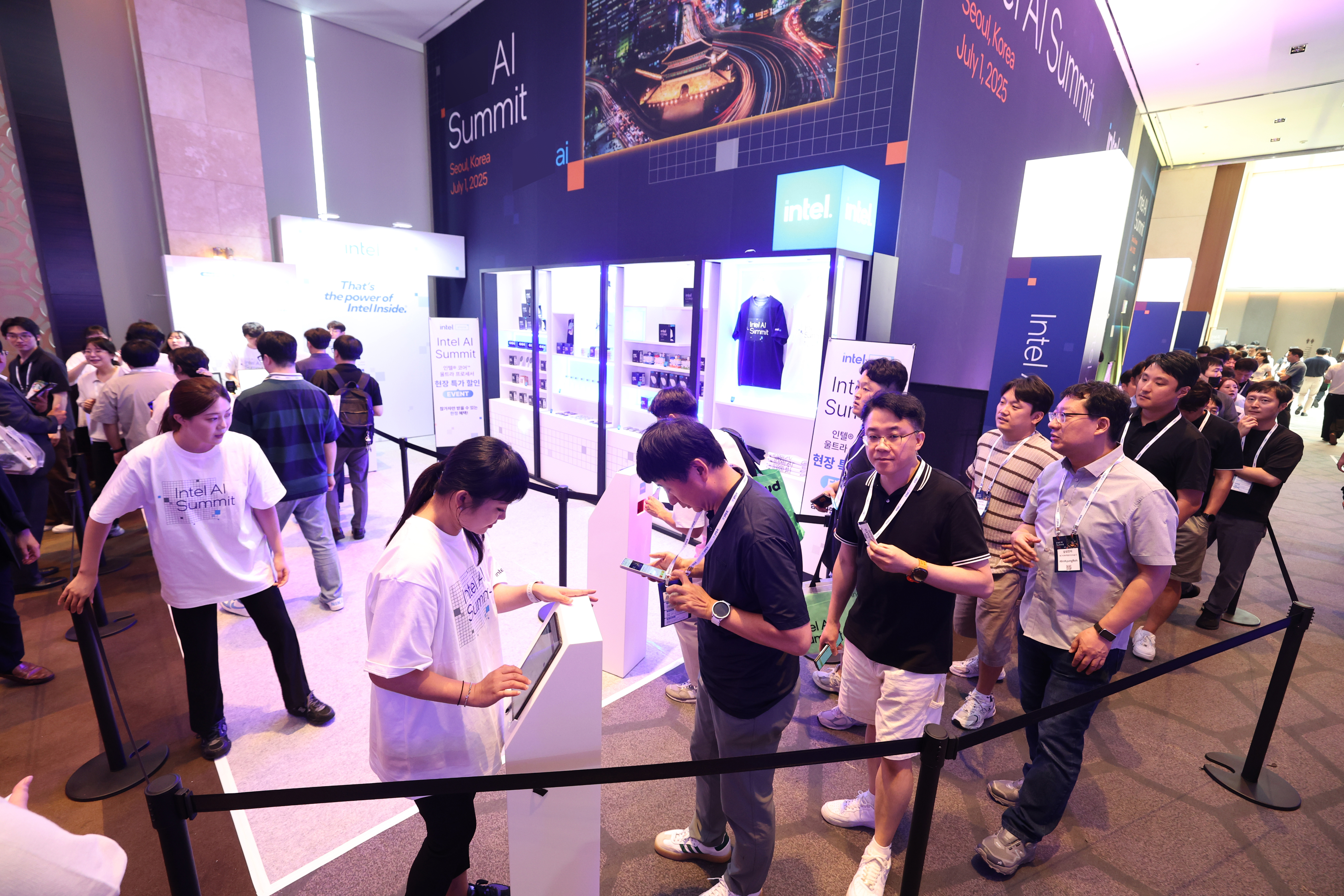 컨퍼런스 현장 전경_참가자가 세션에 참여하는 모습