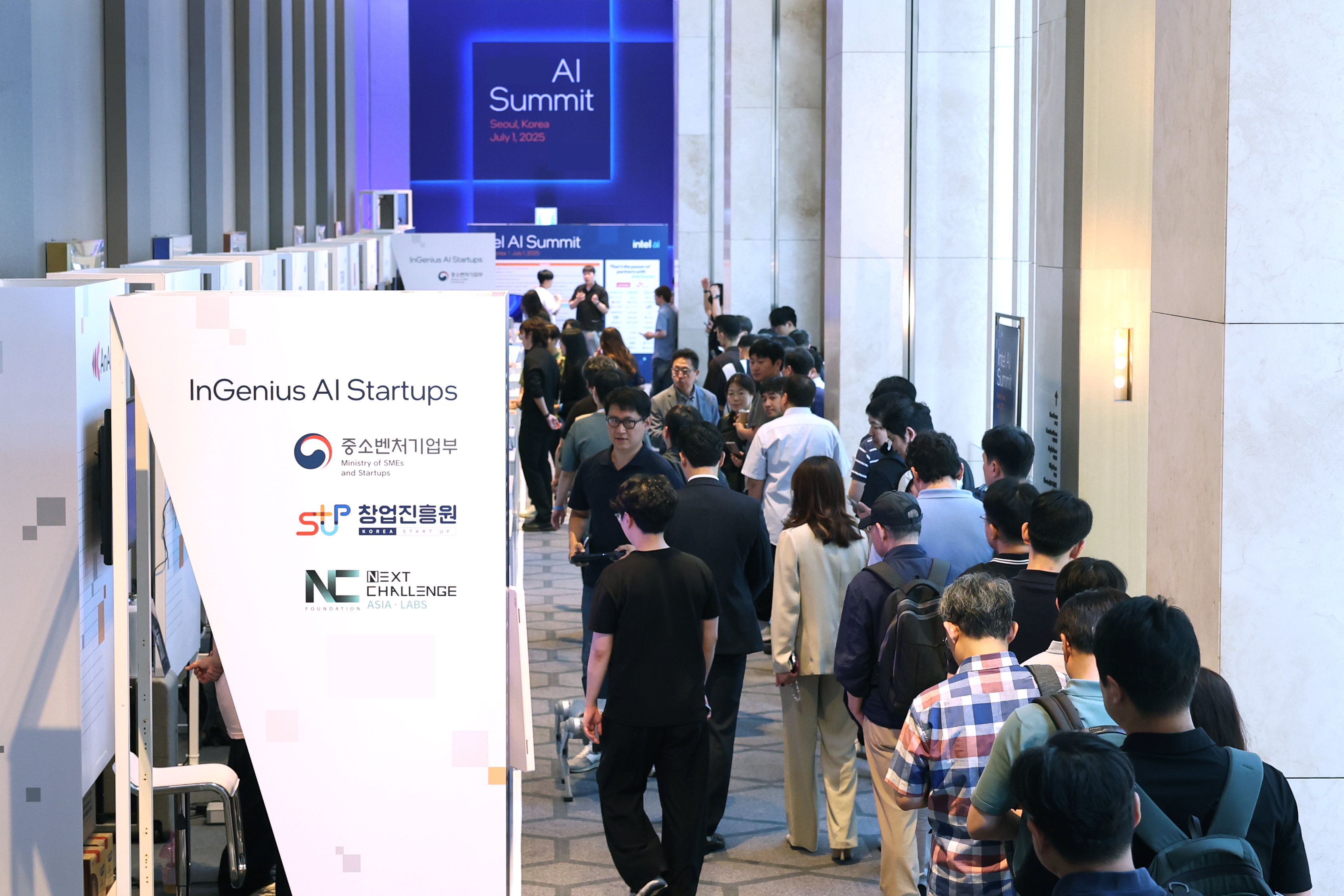 컨퍼런스 현장 전경_참가자가 행사 전체에 참여하는 모습