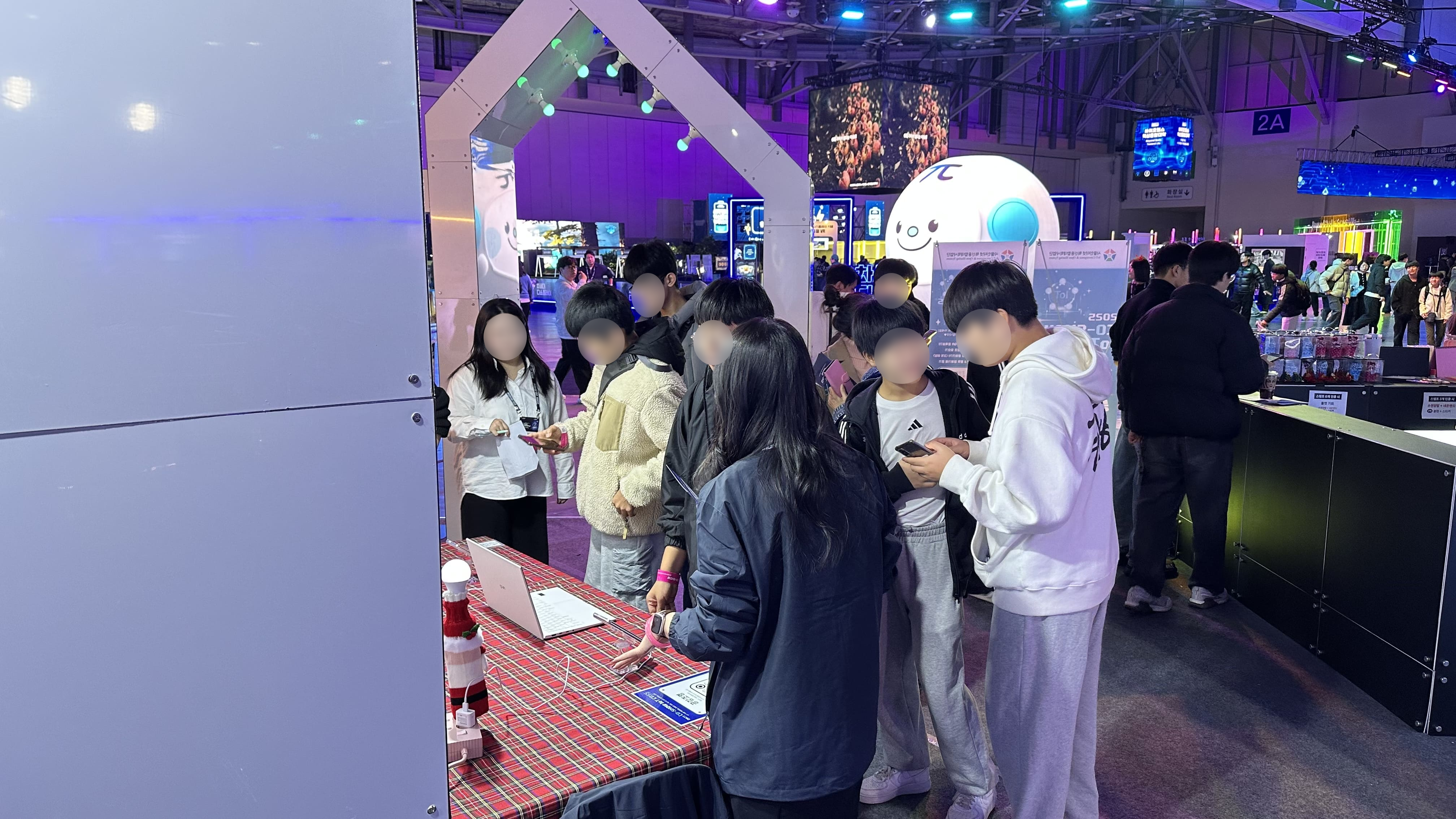 2025 CO-CHOW IoT COSS 행사 현장_부스를 구경하는 참가자 모습