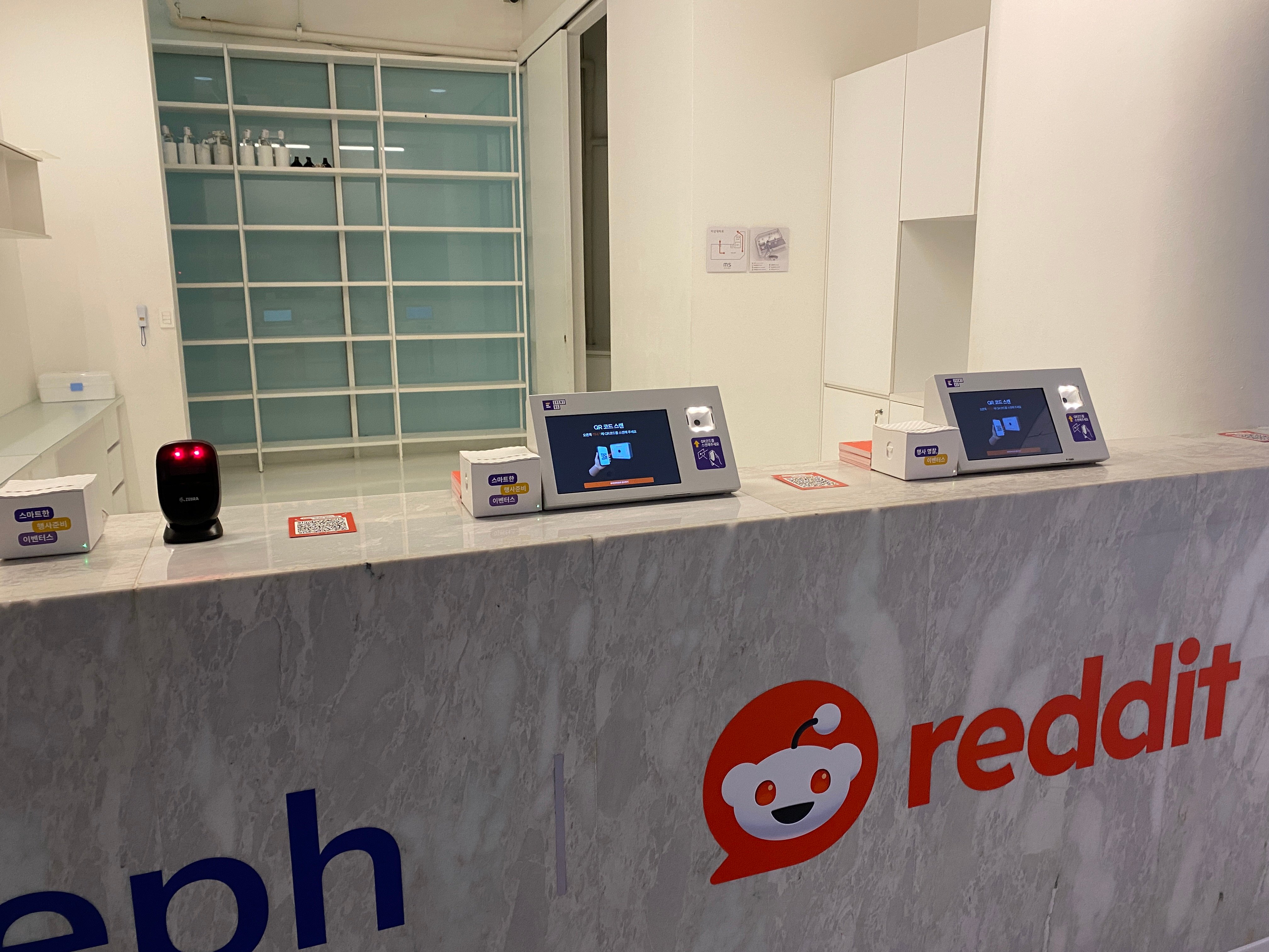 Aleph Korea Reddit Premiere 행사 등록 데스크에 배치된 이벤터스 명찰출력 키오스크와 QR리더기