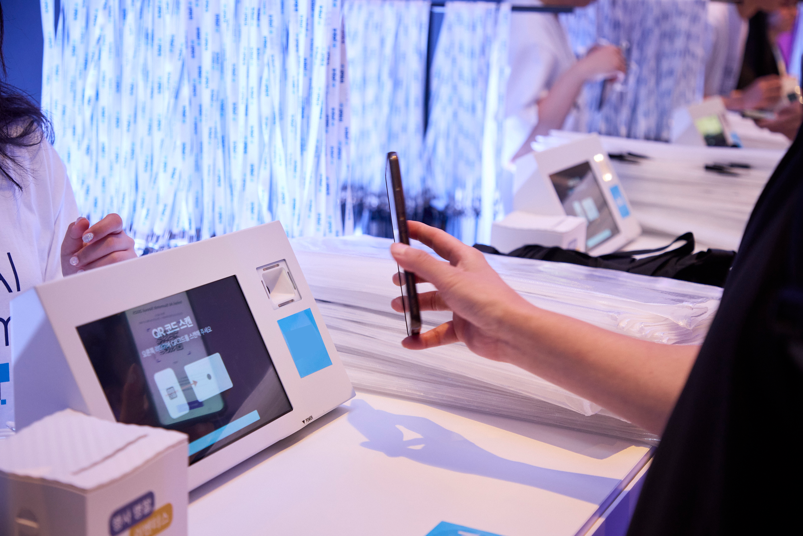 ITBT 컨퍼런스 현장 전경_참가자가 입장 QR코드를 스캔하여 출석하는 모습