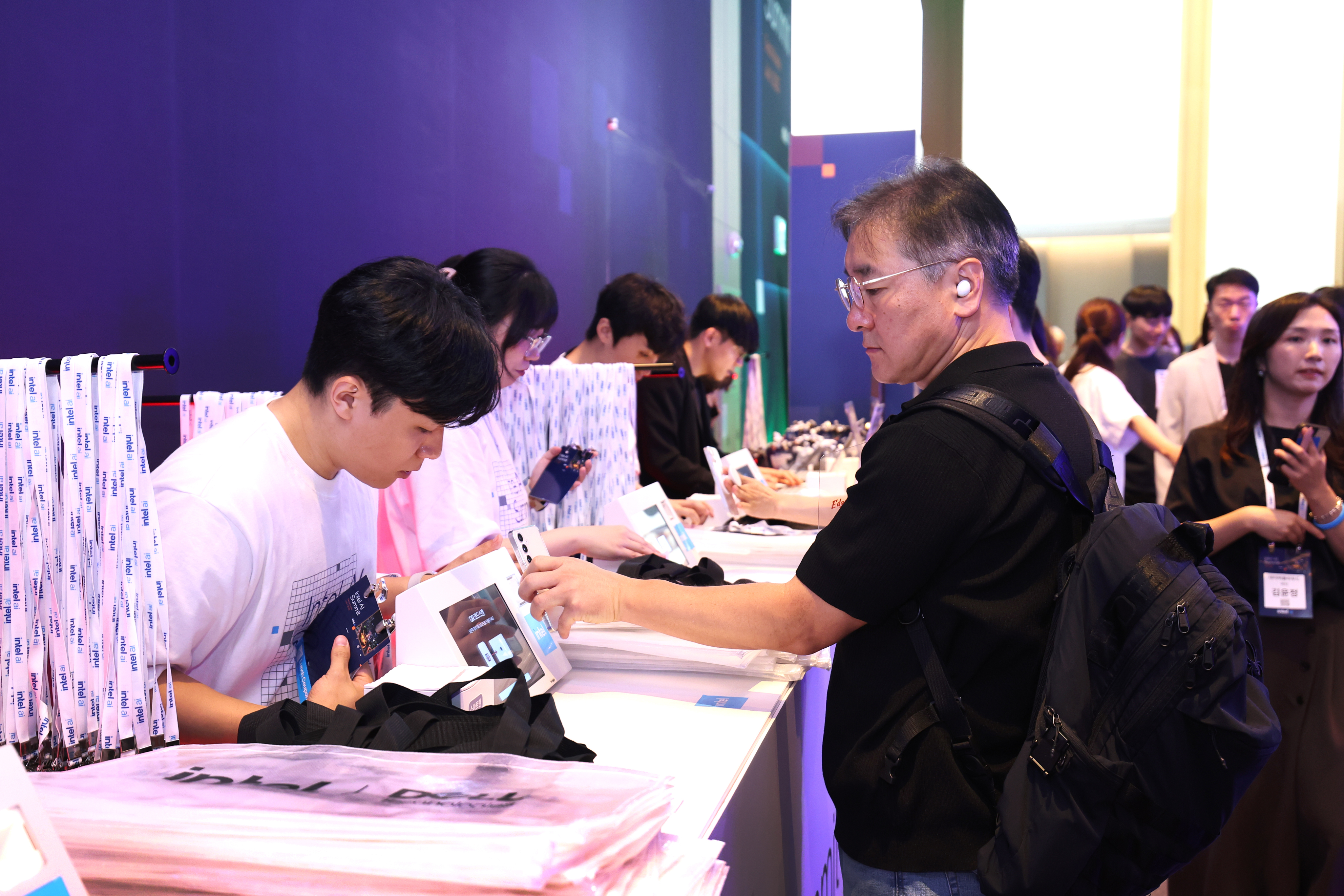 ITBT 컨퍼런스 현장 전경_참가자가 키오스크 명찰출력으로 출석하는 모습