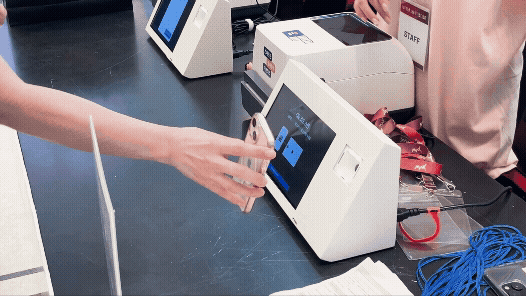 QR 스캔 후 명찰이 자동 출력되는 키오스크 명찰출력 시연(영상)