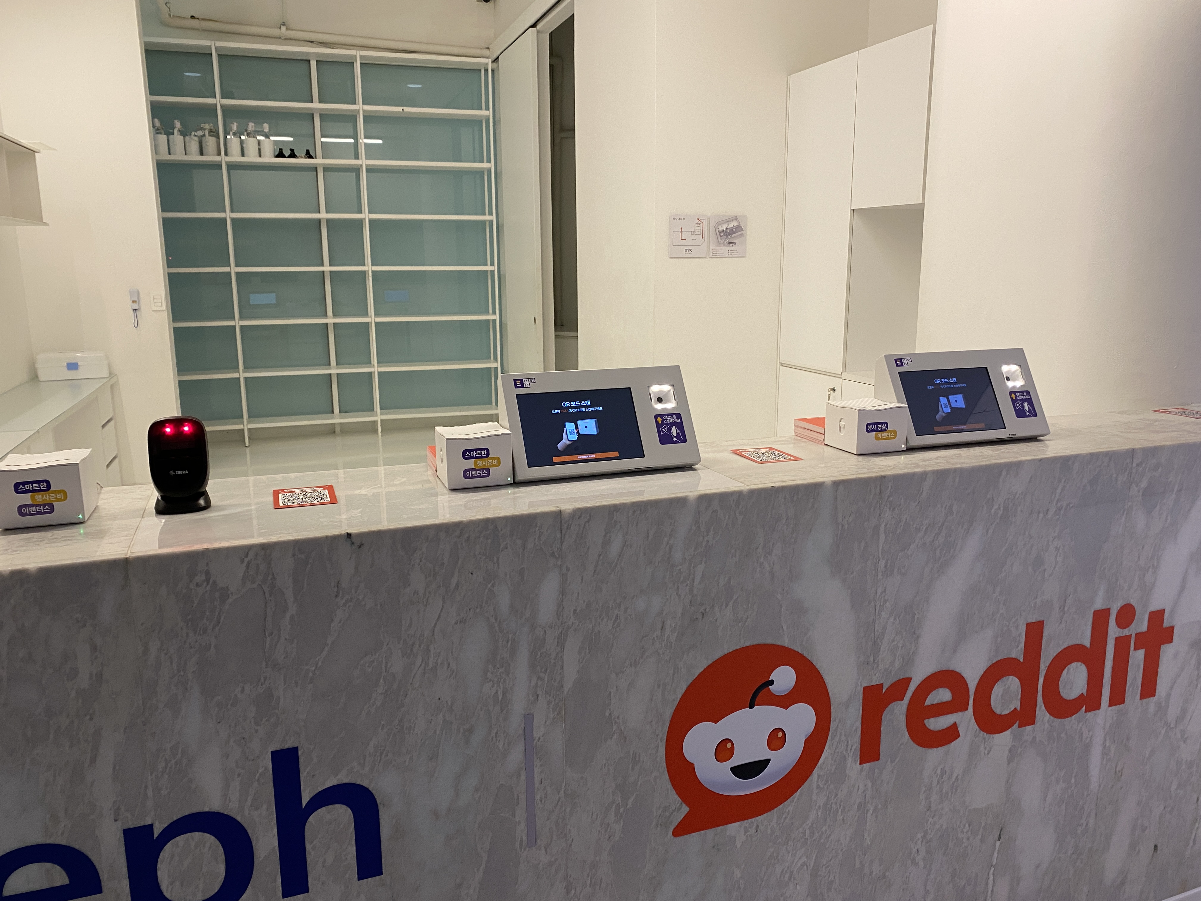 Aleph Korea Reddit Premiere 행사 등록 데스크에 배치된 이벤터스 명찰출력 키오스크와 QR리더기